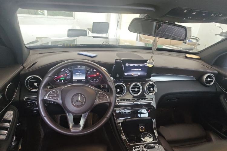 Used Mercedes-Benz GLC 2017 GLC 260 4MATIC Dynamic Edition Center Console