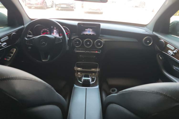 Used Mercedes-Benz GLC 2017 GLC 260 4MATIC Dynamic Edition Center Console