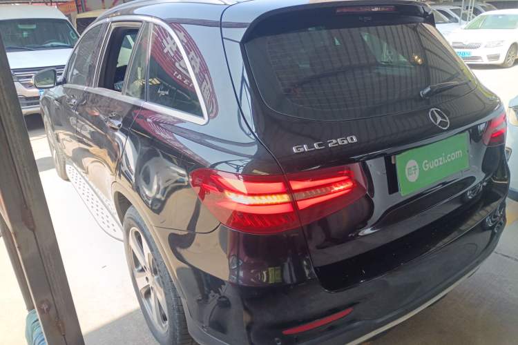 Used Mercedes-Benz GLC 2017 GLC 260 4MATIC Luxury Model Exterior 2