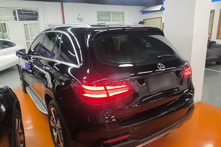 Used Mercedes-Benz GLC 2017 GLC 260 4MATIC Luxury Model Exterior 2