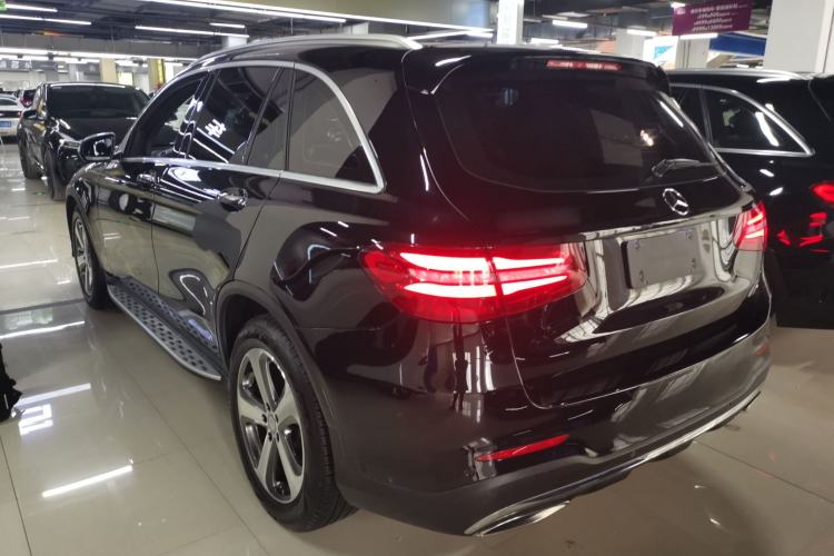 Used Mercedes-Benz GLC 2017 GLC 260 4MATIC Luxury Model Exterior 2