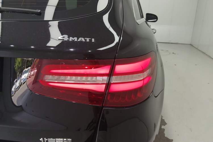 Used Mercedes-Benz GLC 2017 GLC 260 4MATIC Luxury Model Exterior 3