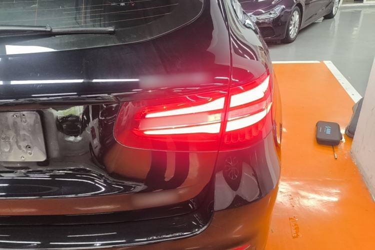 Used Mercedes-Benz GLC 2017 GLC 260 4MATIC Luxury Model Exterior 3