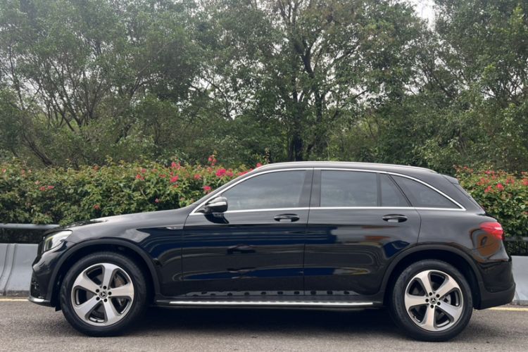 Used Mercedes-Benz GLC 2017 GLC 260 4MATIC Luxury Model Exterior 4
