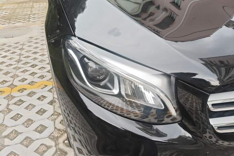 Used Mercedes-Benz GLC 2017 GLC 260 4MATIC Luxury Model Exterior 6