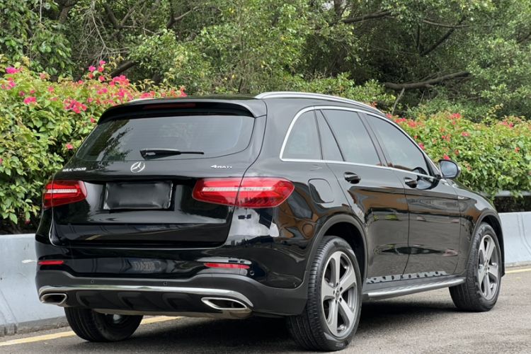 Used Mercedes-Benz GLC 2017 GLC 260 4MATIC Luxury Model Exterior 8