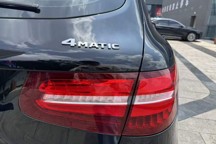 Used Mercedes-Benz GLC 2017 GLC 260 4MATIC Dynamic Edition Exterior 9