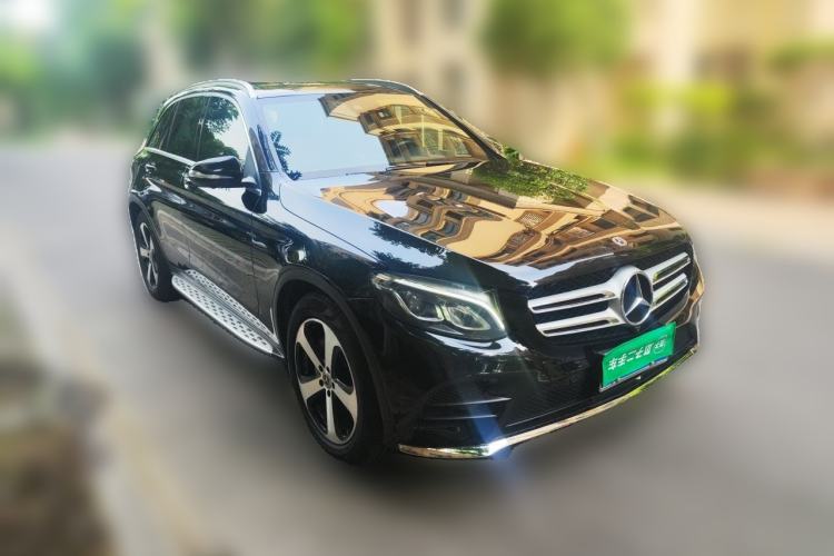 Used Mercedes-Benz GLC 2017 GLC 260 4MATIC Luxury Model Front Right 45 Deg