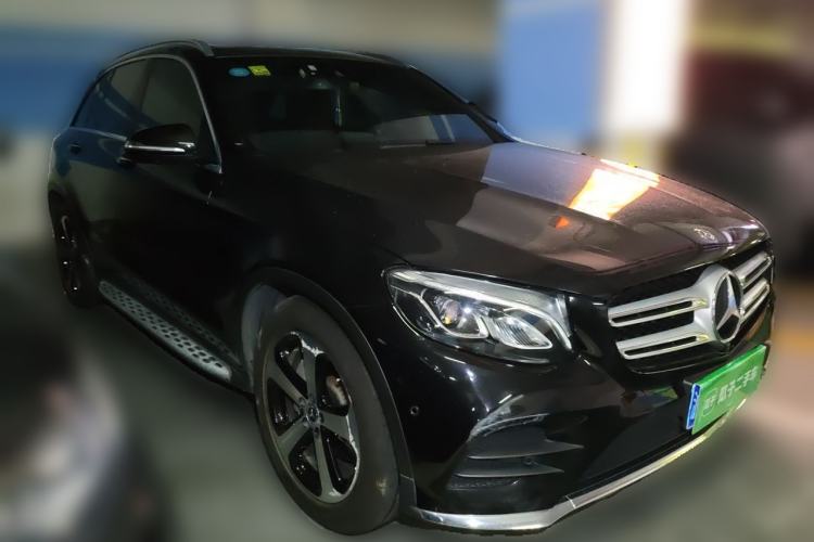 Used Mercedes-Benz GLC 2017 GLC 260 4MATIC Luxury Model Front Right 45 Deg