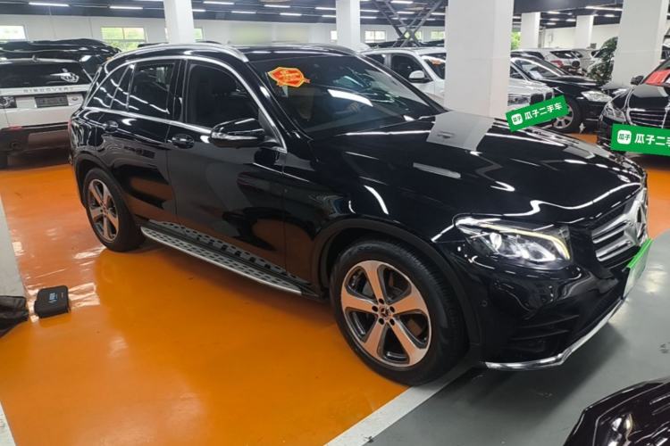 Used Mercedes-Benz GLC 2017 GLC 260 4MATIC Luxury Model Front Right 45 Deg