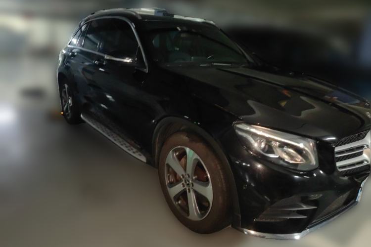 Used Mercedes-Benz GLC 2017 GLC 260 4MATIC Luxury Model Front Right 45 Deg
