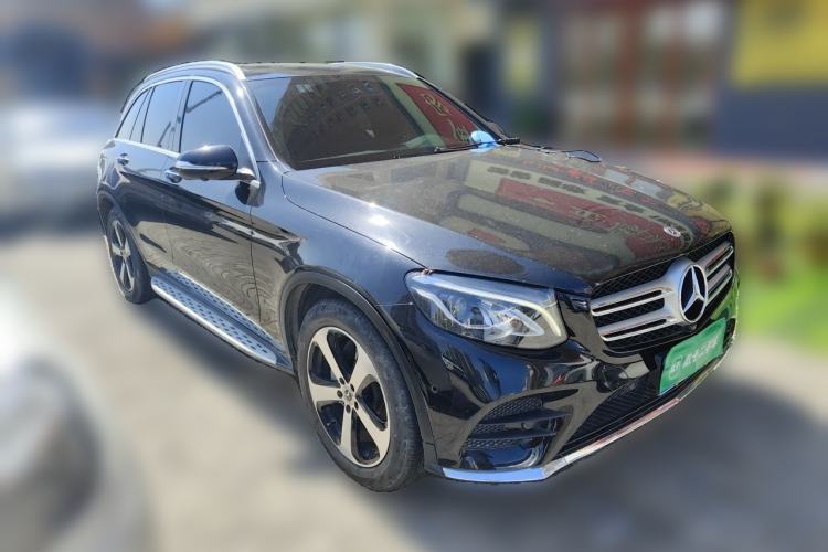 Used Mercedes-Benz GLC 2017 GLC 260 4MATIC Luxury Model Front Right 45 Deg