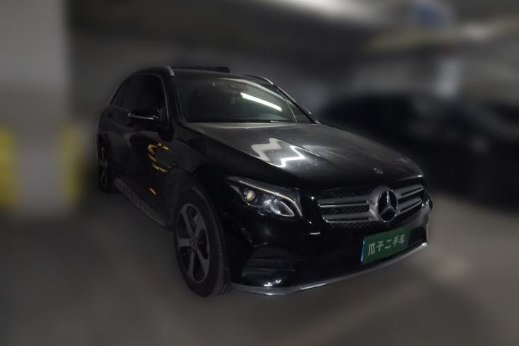 Used Mercedes-Benz GLC 2017 GLC 260 4MATIC Luxury Model Front Right 45 Deg