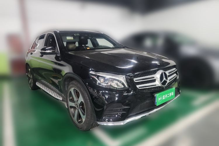 Used Mercedes-Benz GLC 2017 GLC 260 4MATIC Luxury Model Front Right 45 Deg