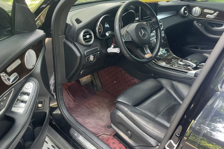 Used Mercedes-Benz GLC 2017 GLC 260 4MATIC Dynamic Edition Interior 2