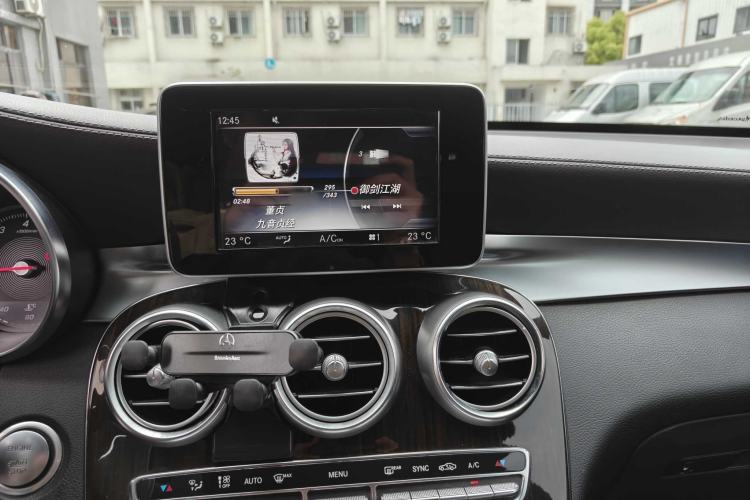 Used Mercedes-Benz GLC 2017 GLC 260 4MATIC Dynamic Edition Interior 2