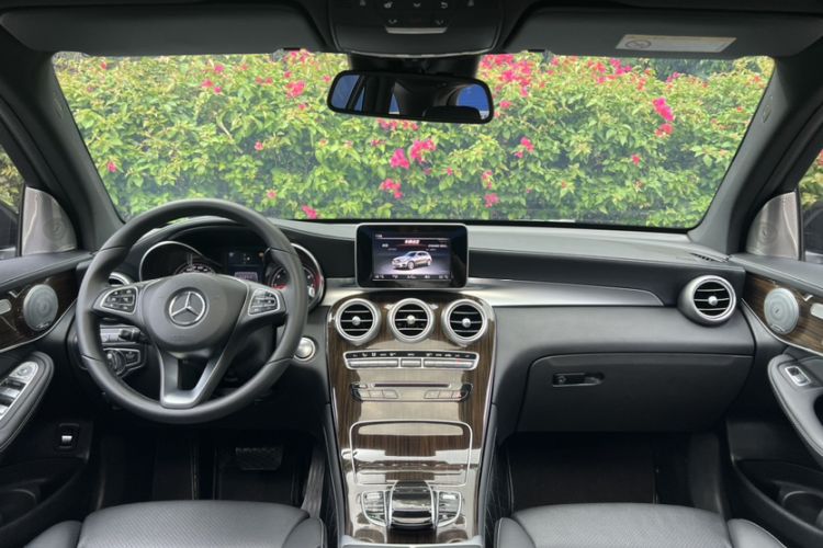 Used Mercedes-Benz GLC 2017 GLC 260 4MATIC Luxury Model Interior 2