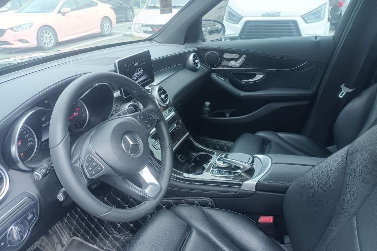 Used Mercedes-Benz GLC 2017 GLC 260 4MATIC Dynamic Edition Interior 3