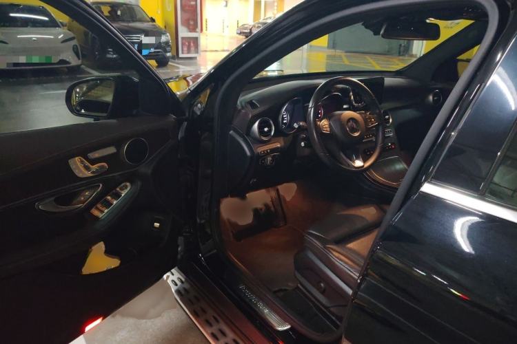 Used Mercedes-Benz GLC 2017 GLC 300 4MATIC Sport Edition Interior 3