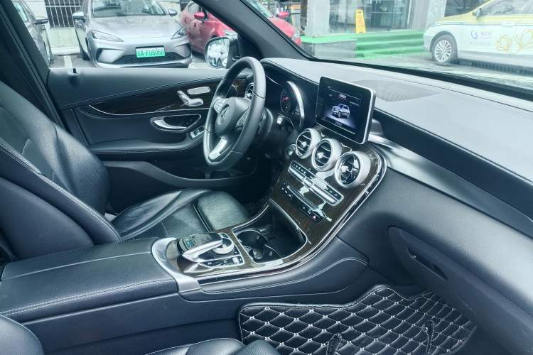 Used Mercedes-Benz GLC 2017 GLC 260 4MATIC Dynamic Edition Interior 4