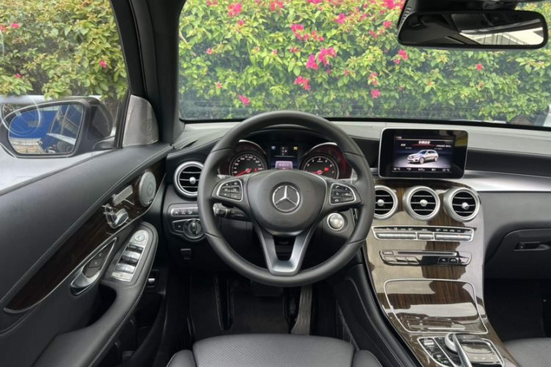 Used Mercedes-Benz GLC 2017 GLC 260 4MATIC Luxury Model Interior 4