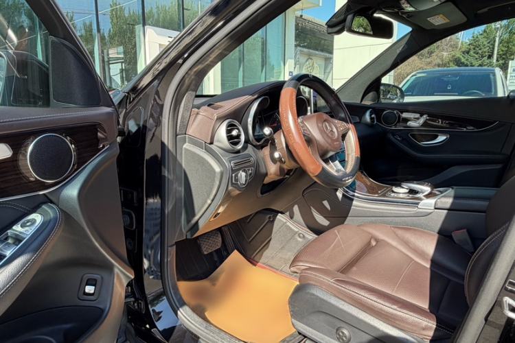Used Mercedes-Benz GLC 2017 GLC 260 4MATIC Dynamic Edition Interior 5