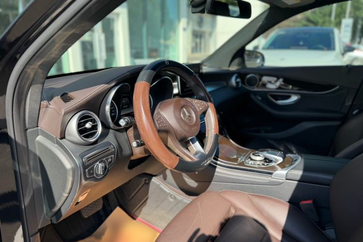 Used Mercedes-Benz GLC 2017 GLC 260 4MATIC Dynamic Edition Interior 6