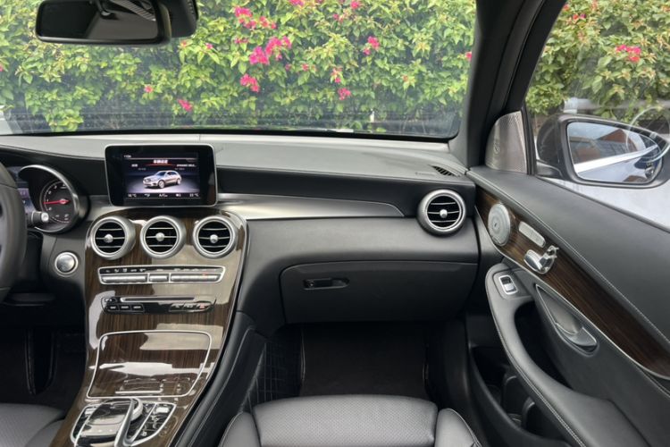 Used Mercedes-Benz GLC 2017 GLC 260 4MATIC Luxury Model Interior 8