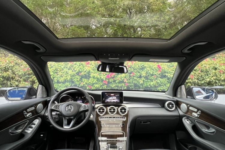 Used Mercedes-Benz GLC 2017 GLC 260 4MATIC Luxury Model Interior 9