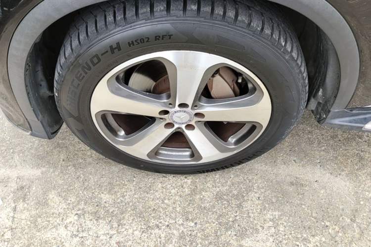 Used Mercedes-Benz GLC 2017 GLC 300 4MATIC Sport Edition Left Front Wheel Hub