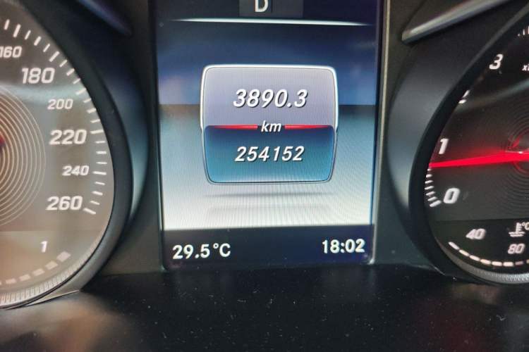 Used Mercedes-Benz GLC 2017 GLC 300 4MATIC Sport Edition Odometer Close Up