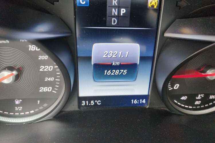Used Mercedes-Benz GLC 2017 GLC 300 4MATIC Sport Edition Odometer Close Up