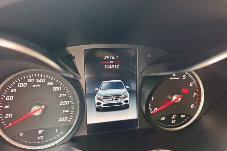Used Mercedes-Benz GLC 2017 GLC 260 4MATIC Luxury Model Odometer Close Up