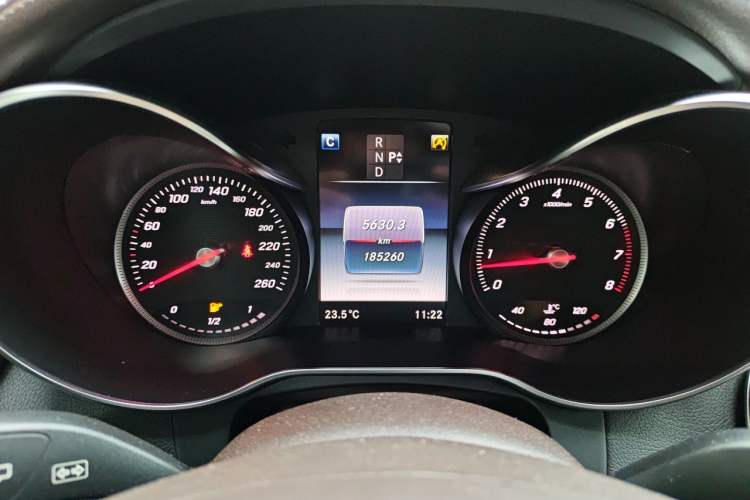 Used Mercedes-Benz GLC 2017 GLC 260 4MATIC Dynamic Edition Odometer Close Up
