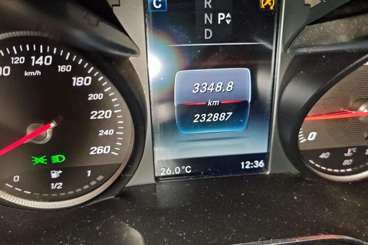Used Mercedes-Benz GLC 2017 GLC 260 4MATIC Luxury Model Odometer Close Up