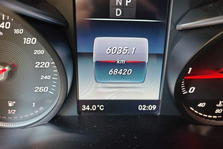 Used Mercedes-Benz GLC 2017 GLC 200 4MATIC Odometer Close Up