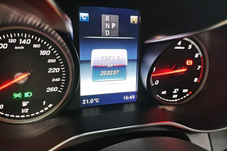 Used Mercedes-Benz GLC 2017 GLC 300 4MATIC Sport Edition Odometer Close Up
