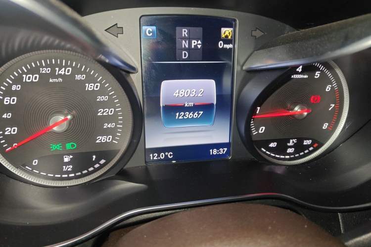Used Mercedes-Benz GLC 2017 GLC 260 4MATIC Luxury Model Odometer Close Up