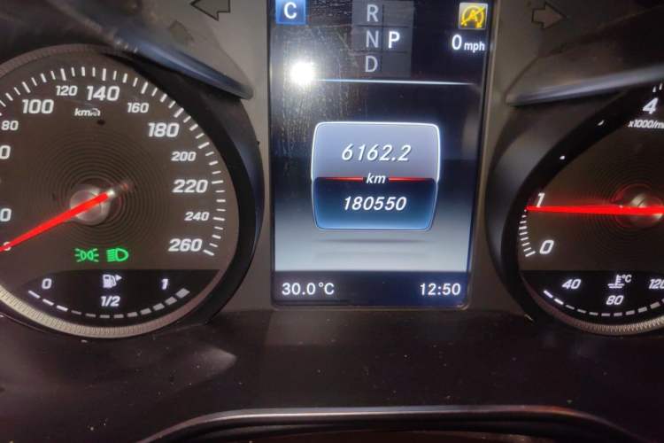 Used Mercedes-Benz GLC 2017 GLC 260 4MATIC Dynamic Edition Odometer Close Up