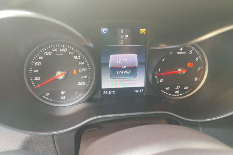 Used Mercedes-Benz GLC 2017 GLC 260 4MATIC Luxury Model Odometer Close Up