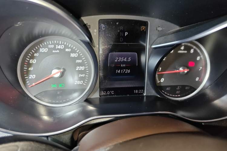Used Mercedes-Benz GLC 2017 GLC 260 4MATIC Luxury Model Odometer Close Up