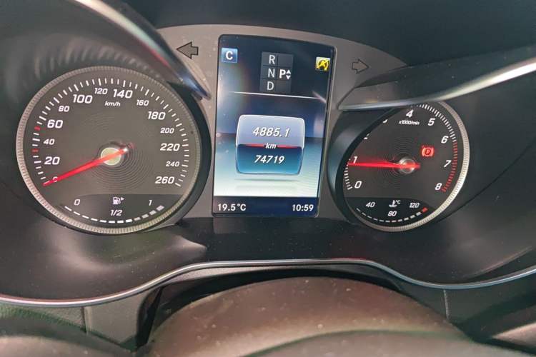 Used Mercedes-Benz GLC 2017 GLC 200 4MATIC Odometer Close Up
