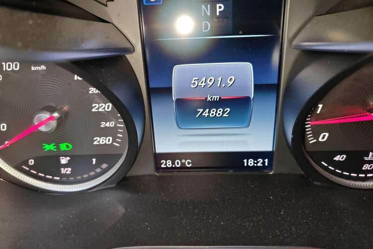 Used Mercedes-Benz GLC 2017 GLC 260 4MATIC Luxury Model Odometer Close Up