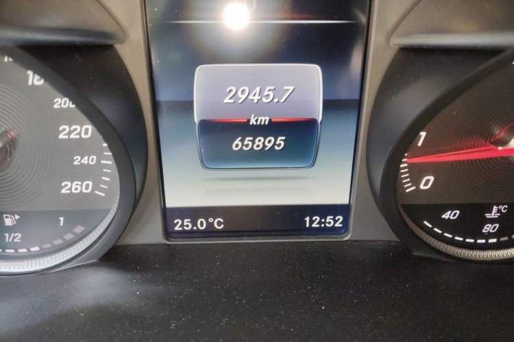 Used Mercedes-Benz GLC 2017 GLC 260 4MATIC Dynamic Edition Odometer Close Up