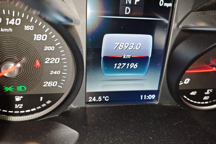 Used Mercedes-Benz GLC 2017 GLC 260 4MATIC Dynamic Edition Odometer Close Up