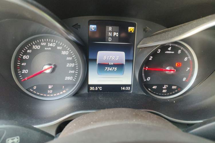 Used Mercedes-Benz GLC 2017 GLC 260 4MATIC Dynamic Edition Odometer Close Up