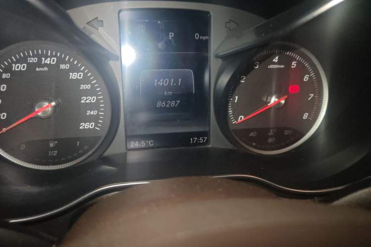 Used Mercedes-Benz GLC 2017 GLC 260 4MATIC Dynamic Edition Odometer Close Up