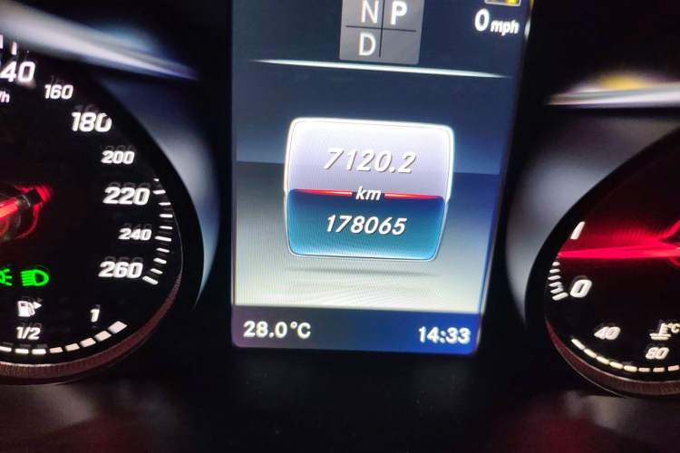 Used Mercedes-Benz GLC 2017 GLC 300 4MATIC Luxury Model Odometer Close Up
