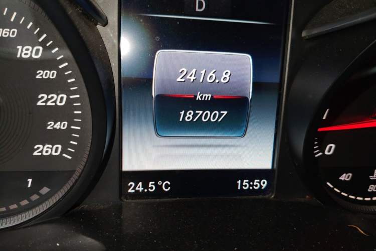 Used Mercedes-Benz GLC 2017 GLC 260 4MATIC Dynamic Edition Odometer Close Up
