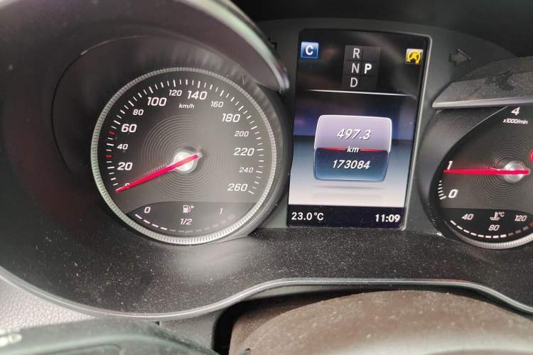 Used Mercedes-Benz GLC 2017 GLC 300 4MATIC Sport Edition Odometer Close Up